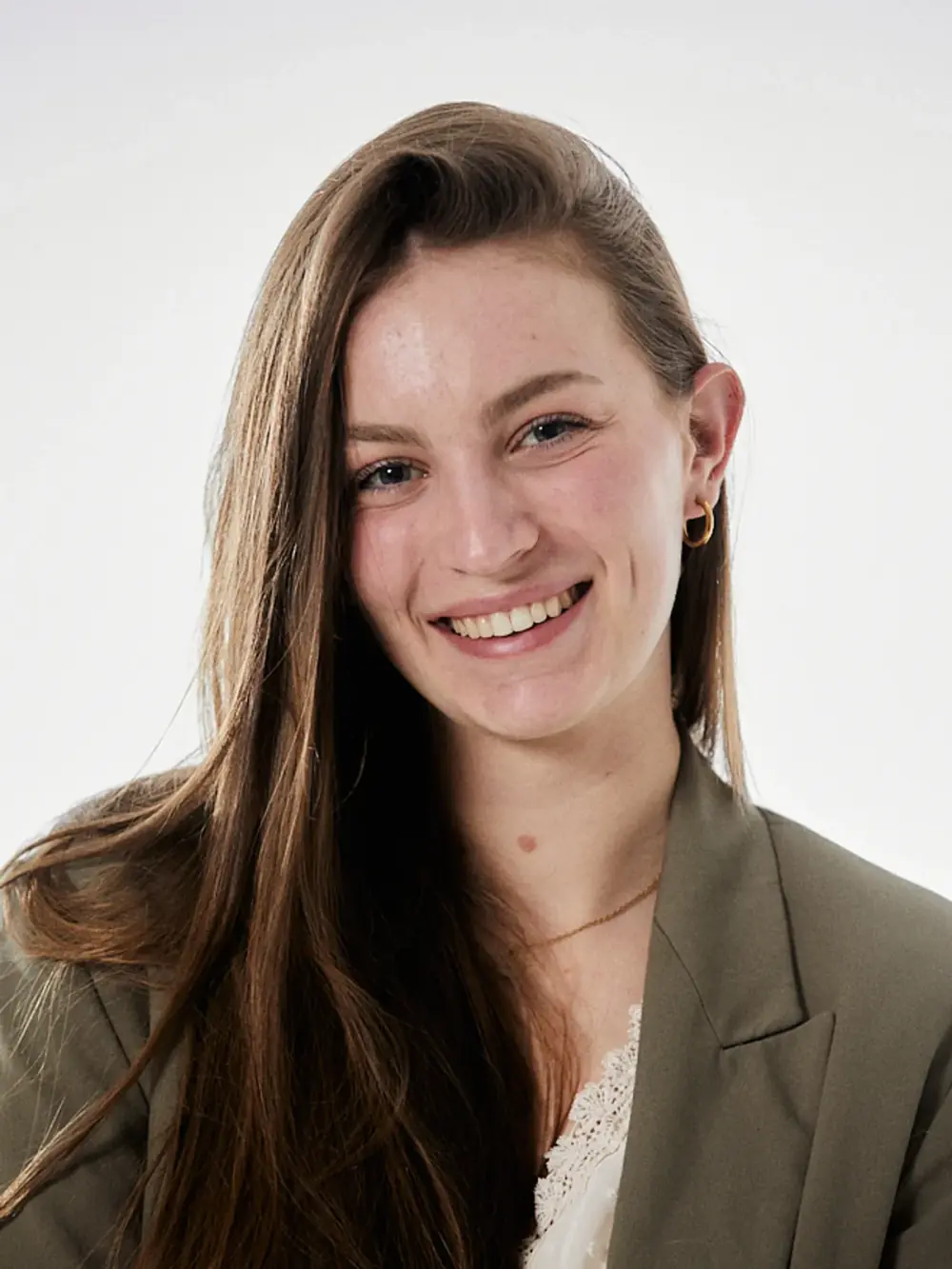 Portrait de Pauline Bejeannin, sourire naturel, veste noire, studio.