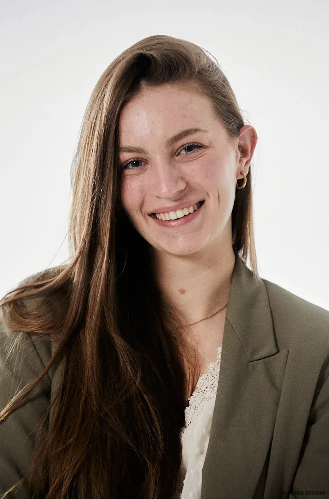 Portrait de Pauline Bejeannin, souriante, en blazer.